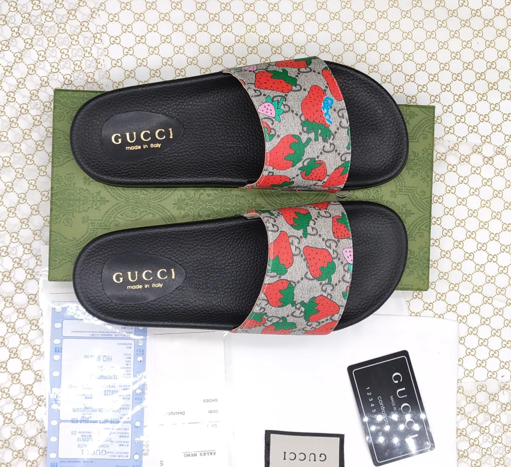 👟👟Ex-factory price 220👟👟 Couple model 🎗Gucci "Gucci" slippers, a much-anticipated one, so beautiful that it will melt your hearts❤,! It is simply a masterpiece of extraordinary craftsmanship. It is a must-have for everyone. It is made by open molding. The foot feels Q-elastic and super soft. The upper foot is super delicate. Size number (35~47), exclusive model, with many layouts, there is always one you like🎉🎉